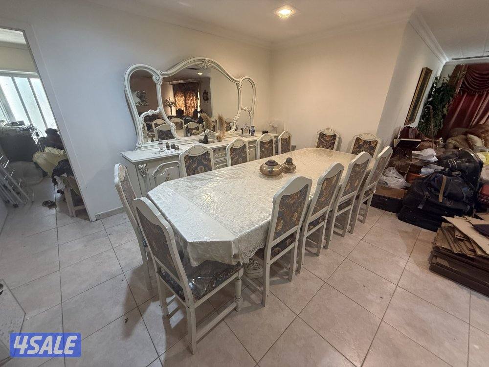 للبيع طاوله سفره ١٢ كرسي مع دريسوار انتيك صناعه أوروبيه7