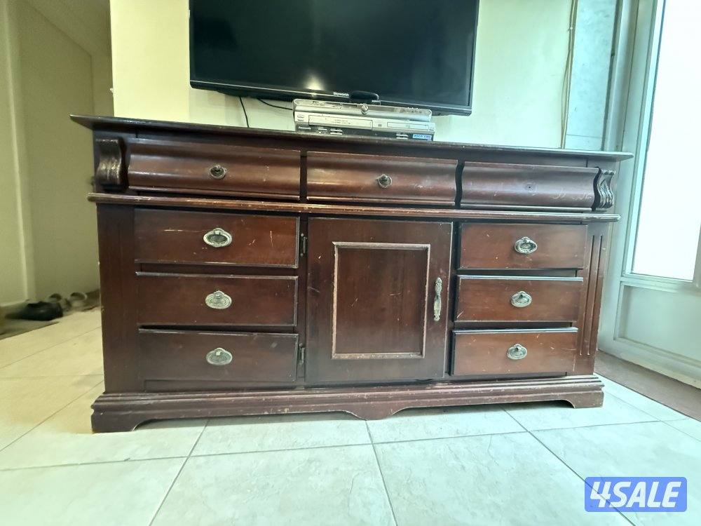 طقم كنب و مكتبه و تسريحه مع مرايه ٢ كومودينه0