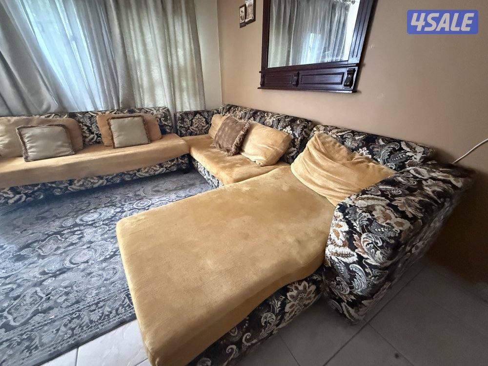 طقم كنب و مكتبه و تسريحه مع مرايه ٢ كومودينه2