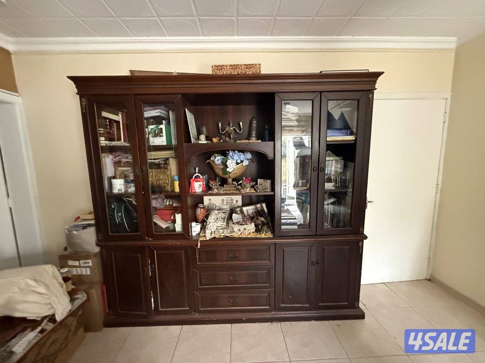 طقم كنب و مكتبه و تسريحه مع مرايه ٢ كومودينه8