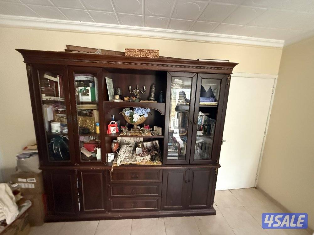 طقم كنب و مكتبه و تسريحه مع مرايه ٢ كومودينه9