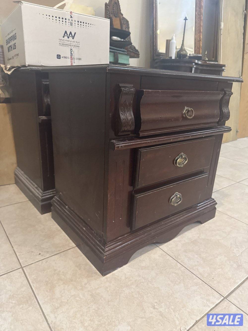 طقم كنب و مكتبه و تسريحه مع مرايه ٢ كومودينه12