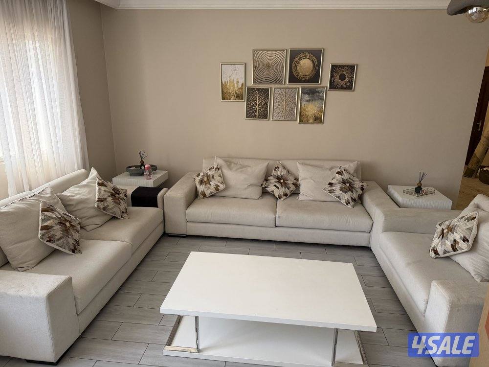 للبيع غرفة جلوس كاملة، مع طاولة تلفزيون وطاولة بالمنتصف وطاولات جانبية0