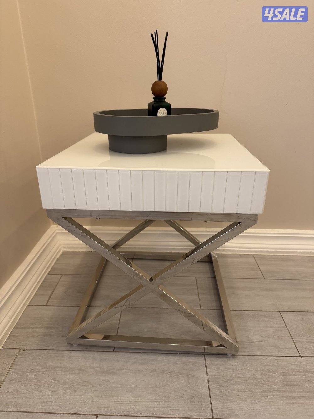 للبيع غرفة جلوس كاملة، مع طاولة تلفزيون وطاولة بالمنتصف وطاولات جانبية2