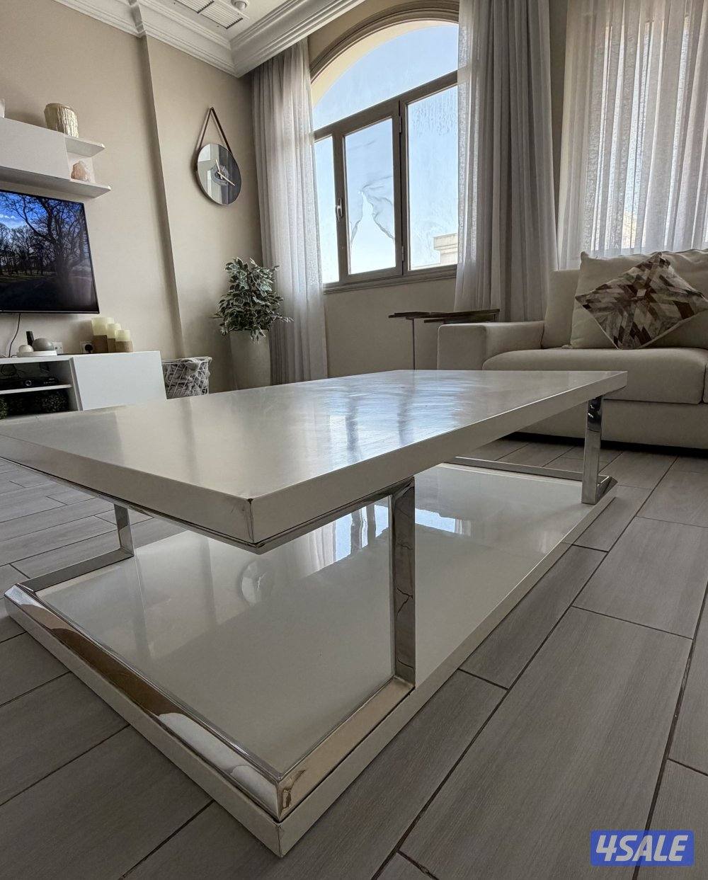 للبيع غرفة جلوس كاملة، مع طاولة تلفزيون وطاولة بالمنتصف وطاولات جانبية3