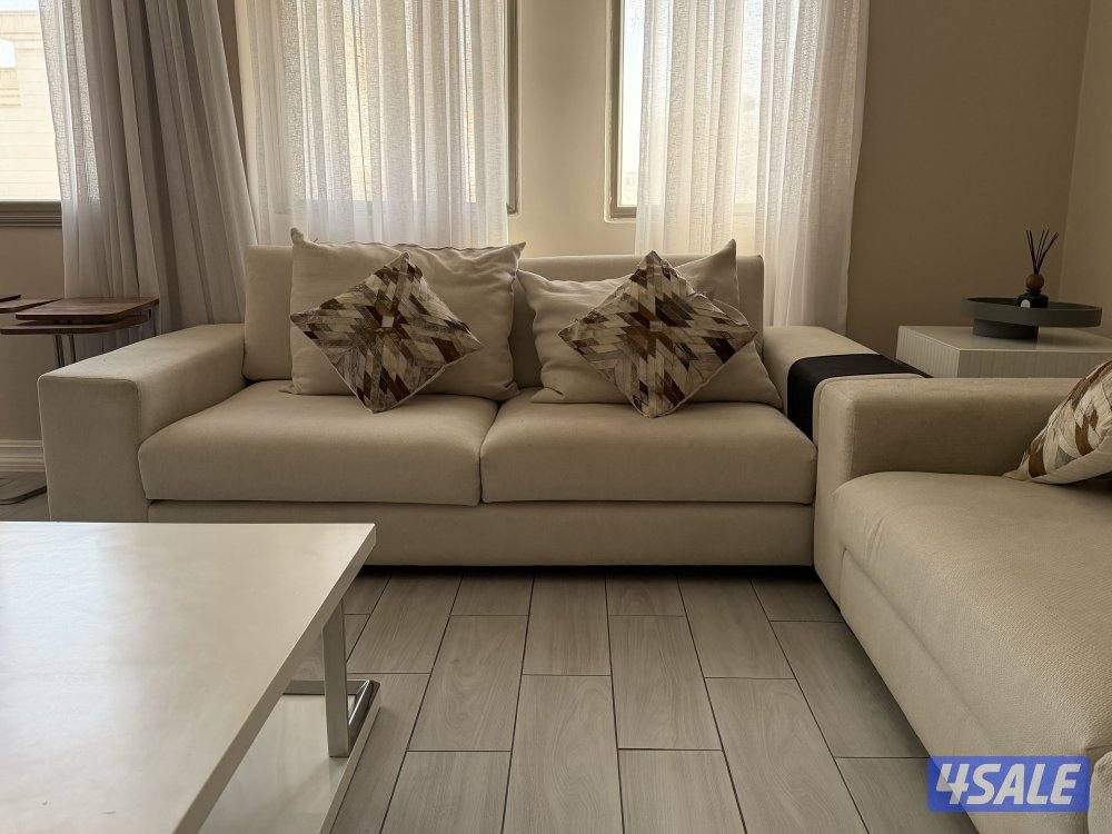 للبيع غرفة جلوس كاملة، مع طاولة تلفزيون وطاولة بالمنتصف وطاولات جانبية4