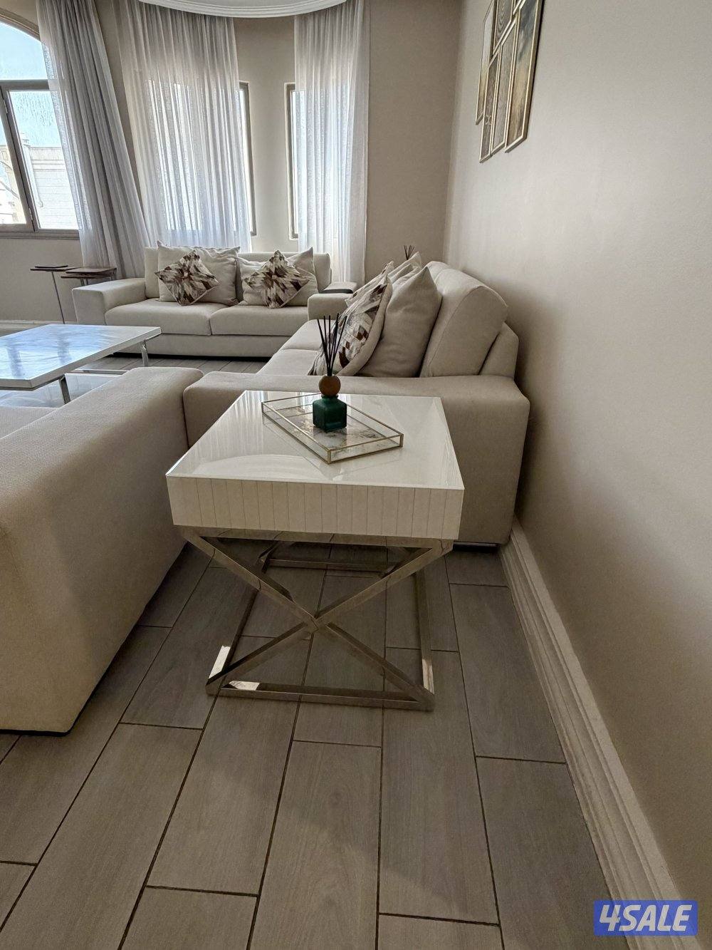 للبيع غرفة جلوس كاملة، مع طاولة تلفزيون وطاولة بالمنتصف وطاولات جانبية5