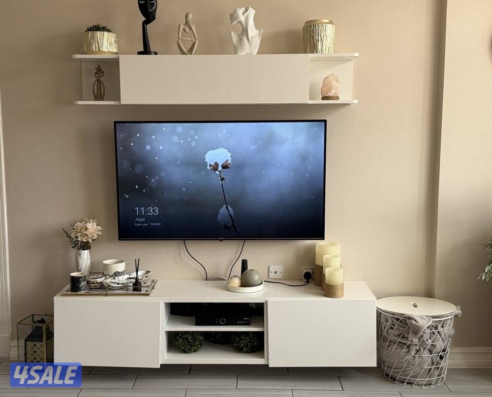 للبيع غرفة جلوس كاملة، مع طاولة تلفزيون وطاولة بالمنتصف وطاولات جانبية6