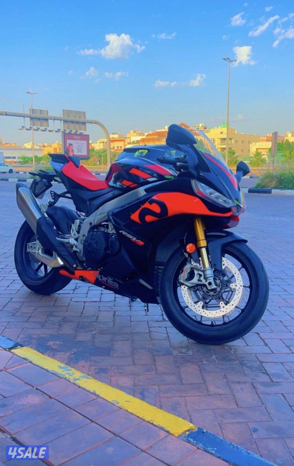Aprilia RSV4 1100 factory0