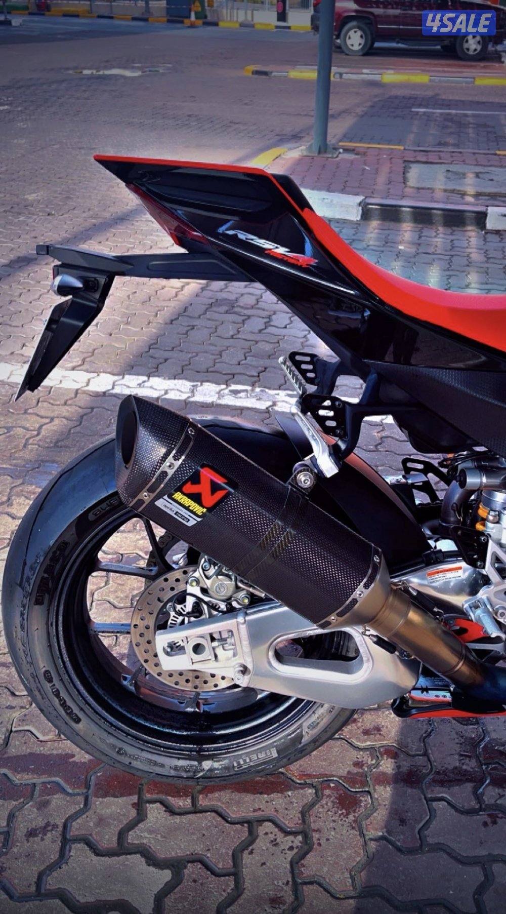 Aprilia RSV4 1100 factory1