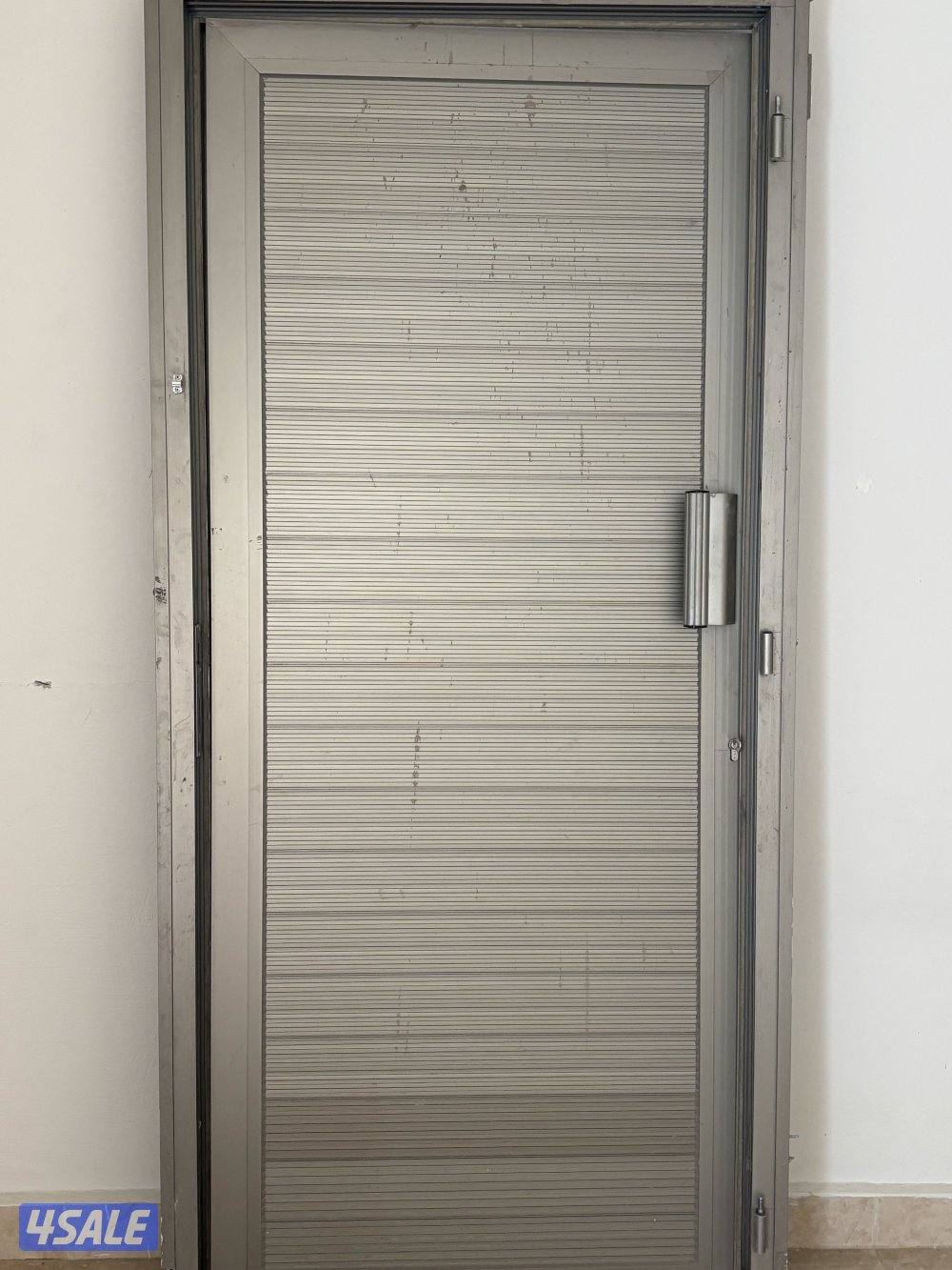 للبيع غرفة نووم وباب الالمينيوم وثريات0