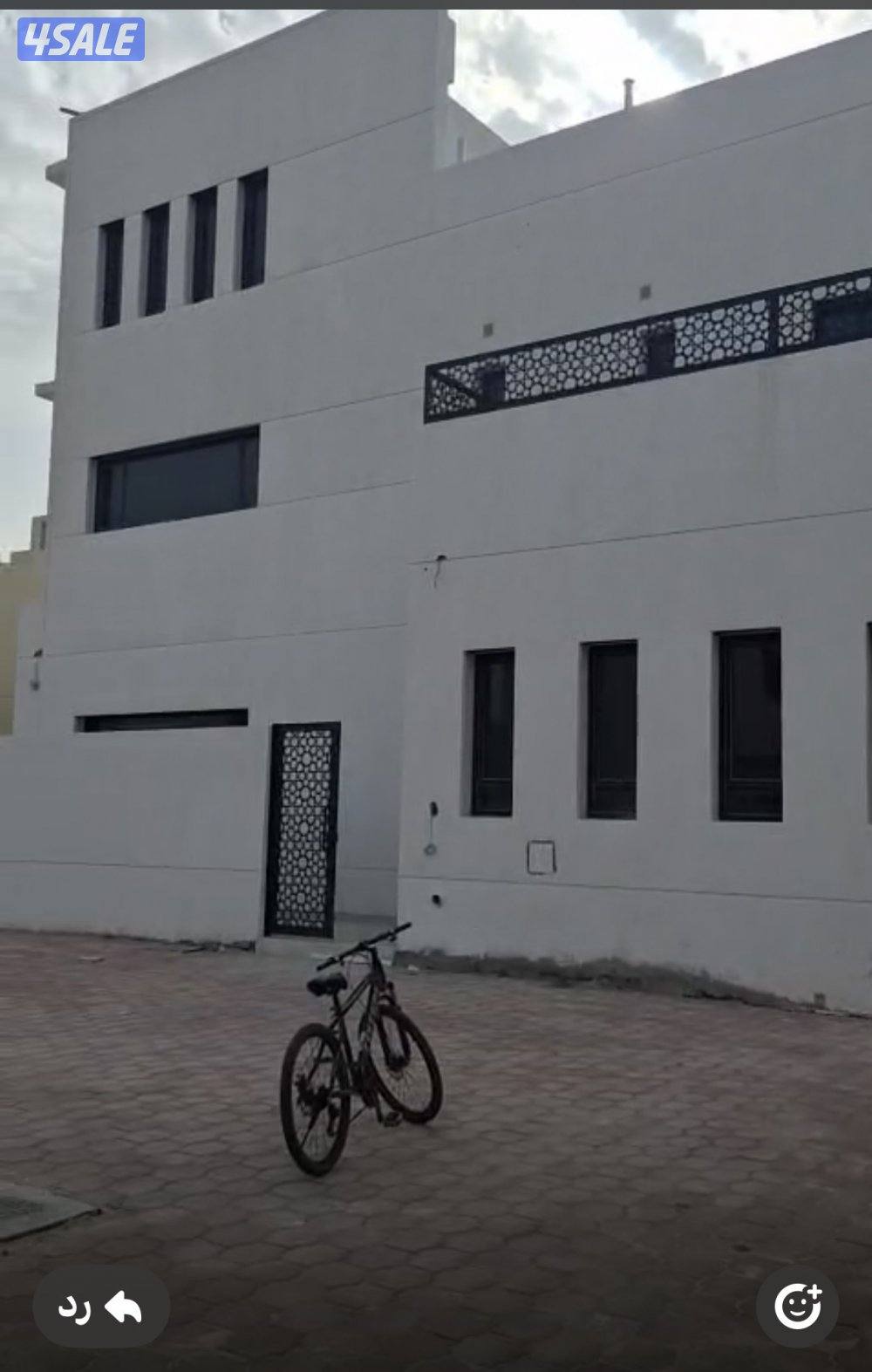 للبيع قسيمه دورين ونصف شارع واحد بناء جديد لم يسكن  الوفره  قطعه 62