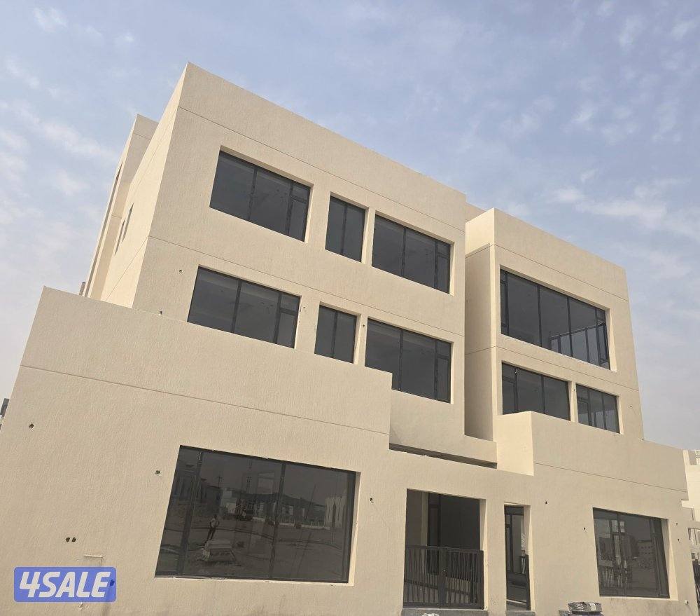 للايجار قسيمة لحضانــــــــــــــــة 3 أدوار وربع وسرداب زاوية2