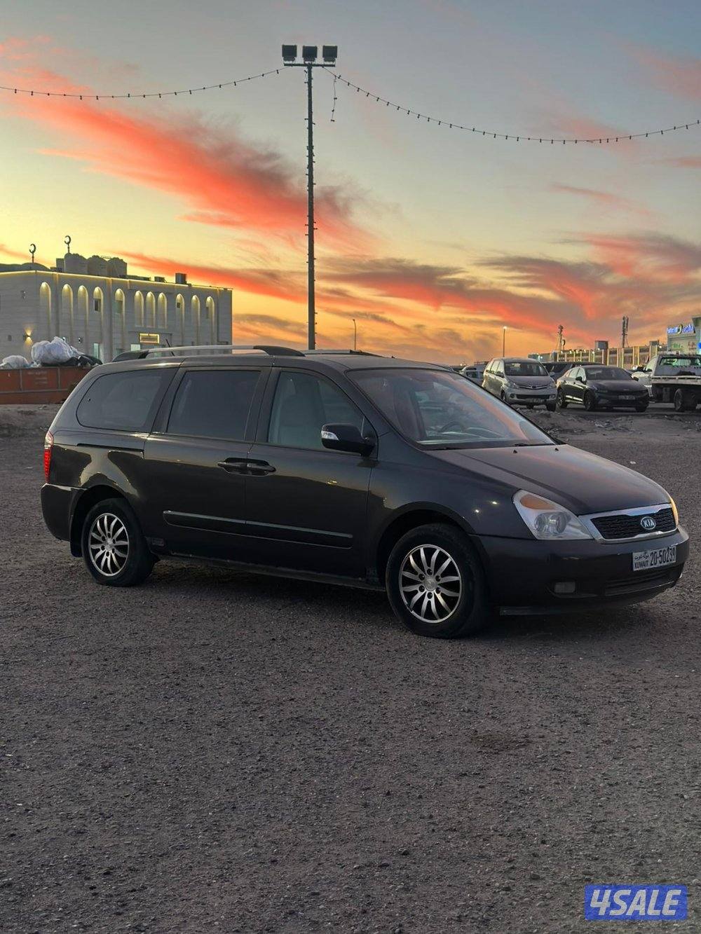 للبيع كيا كرنفال كاملة المواصفات فتحه موديل 20130