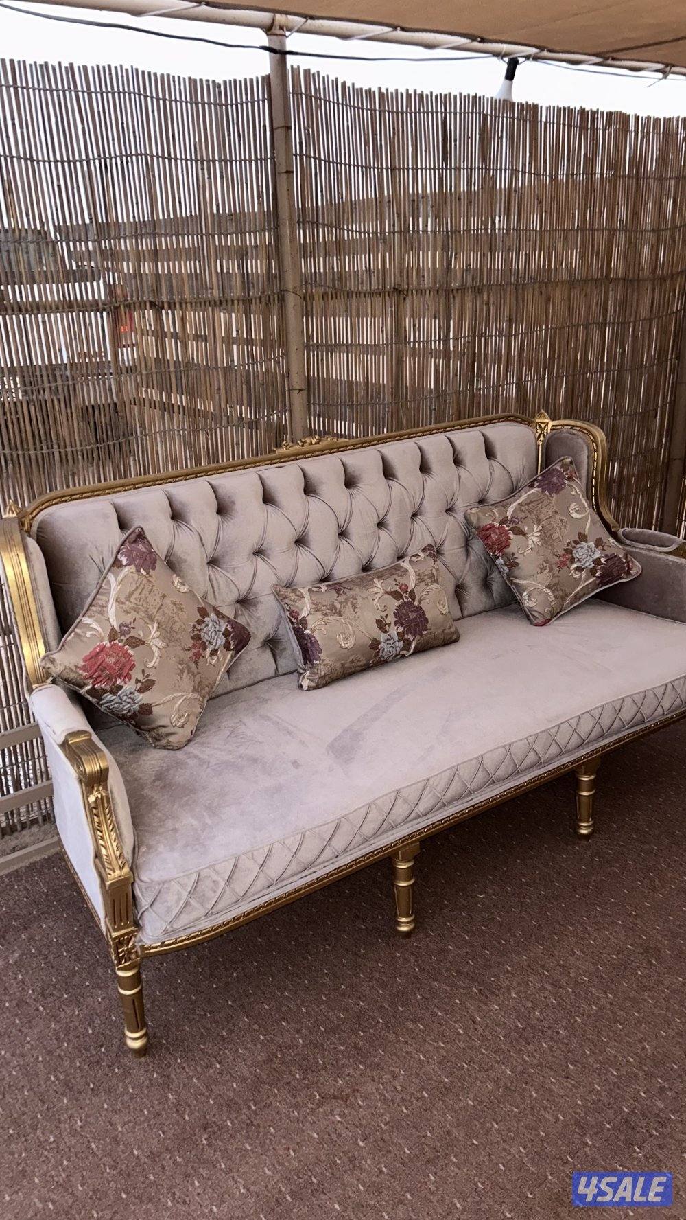 كنب خشبي نظيف جداً مافيه اي كسور او شق لا من فوق ولا تحت الباقي بالوصف2