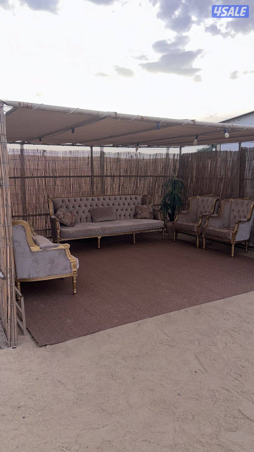 كنب خشبي نظيف جداً مافيه اي كسور او شق لا من فوق ولا تحت الباقي بالوصف0