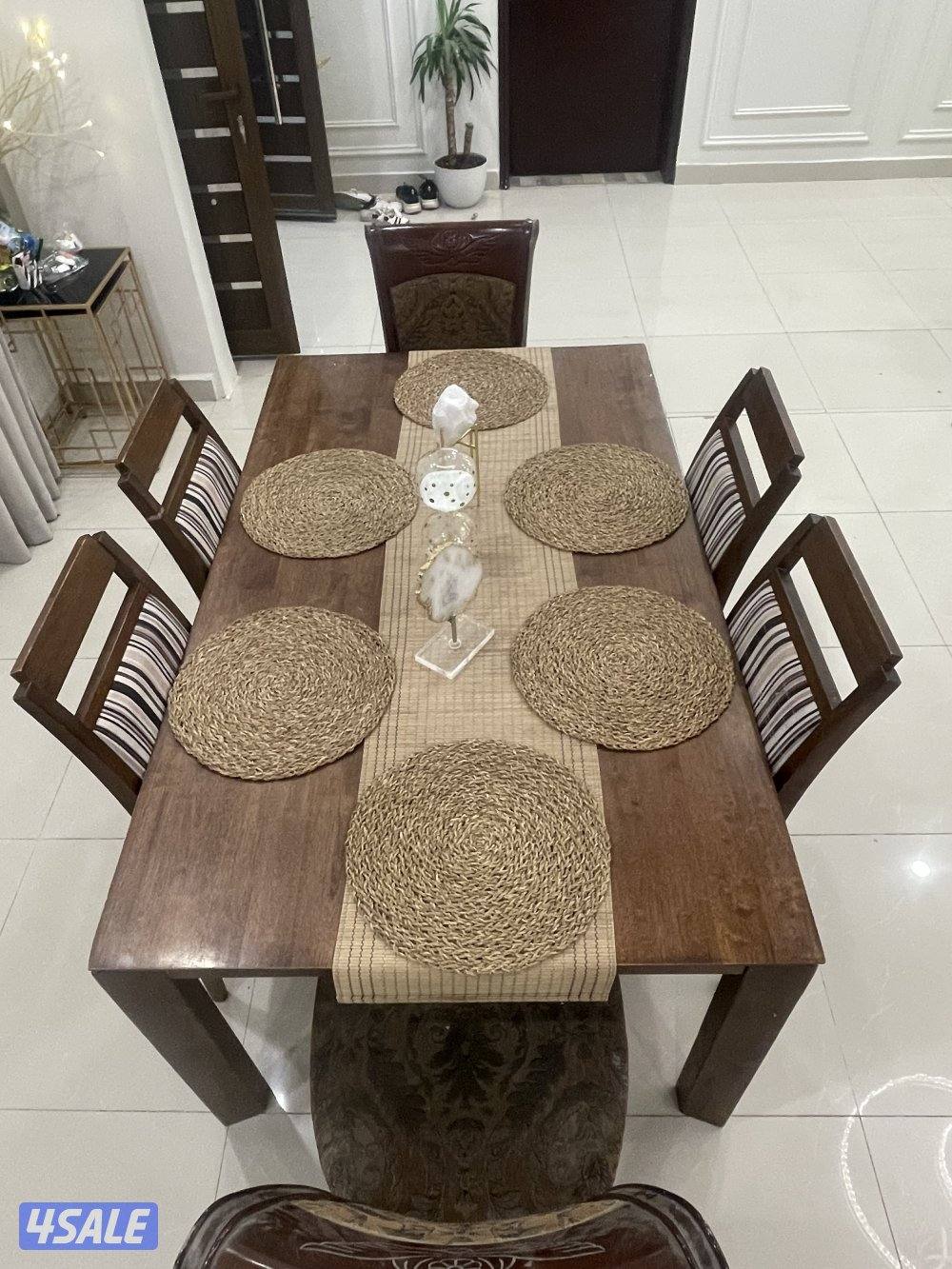 طاولة طعام مستعمله0