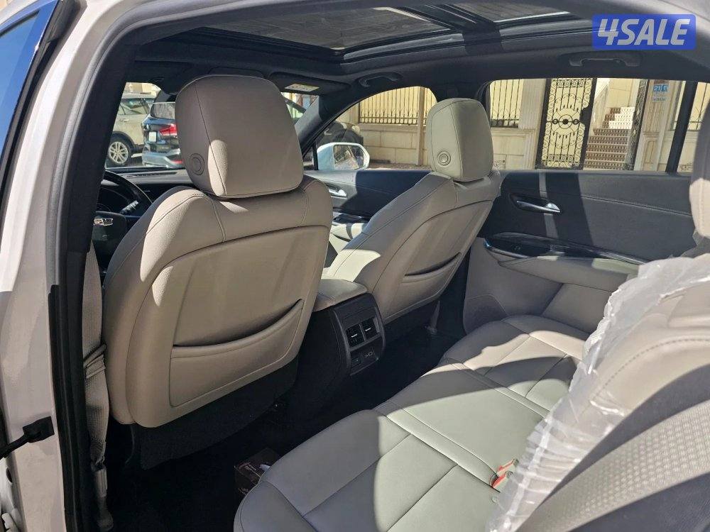 Cadillac  xt44