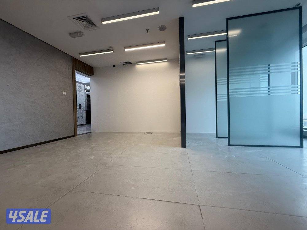متوفر مكتب تجاري في برج كتير راقي بموقع متميز بالقبله، المساحه ٩٠ م2