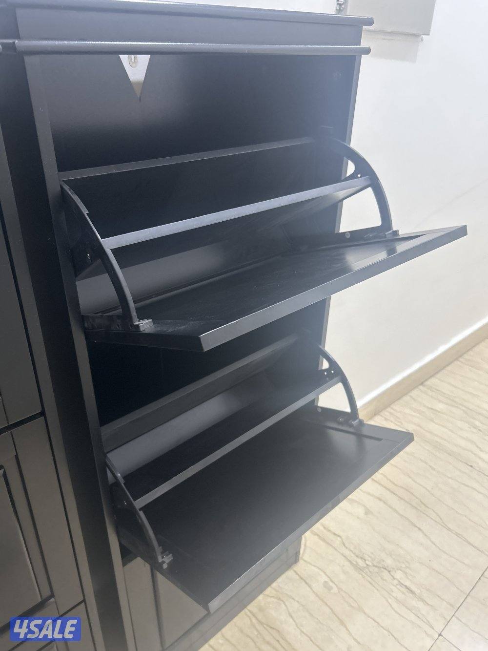 للبيع كبتين للحذاء شي مرتب ونظيف6