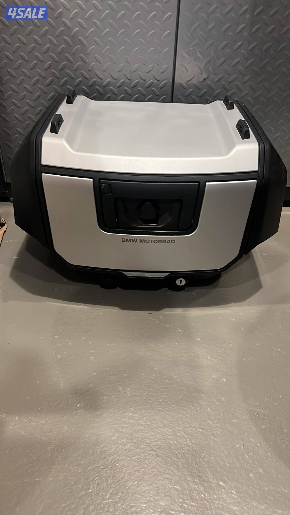 عدد ٣ جناط BMW 1300 يدد عدا التوب كيس مستعمله0