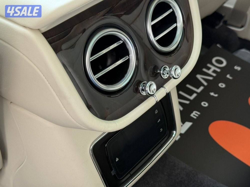 بنتليBENTAYAGA V8 موديل2019 عداد43الف كيلو وارد الزياني تحت الكفاله12