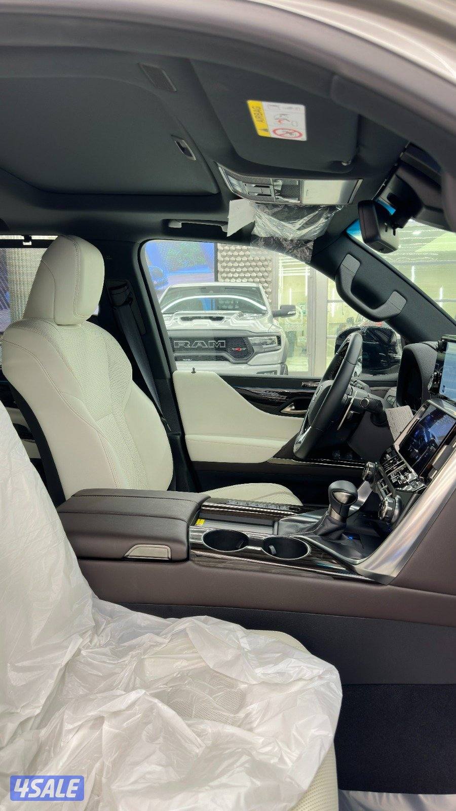 للبيع لكزس lx600 مديل 2023 ماشي ٤الاف فقط عليه إضافات7