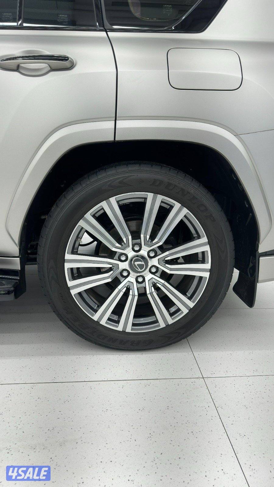 للبيع لكزس lx600 مديل 2023 ماشي ٤الاف فقط عليه إضافات8