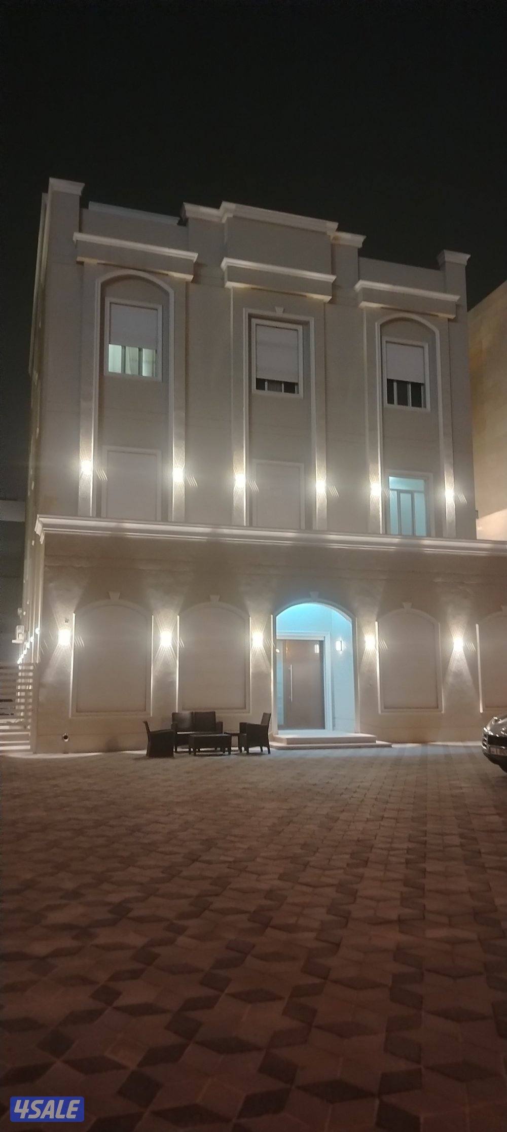 شقه للإجار دور كامل مع السطح ٣ غ  وحده ماستر صاله كبيره ٢ حمام0