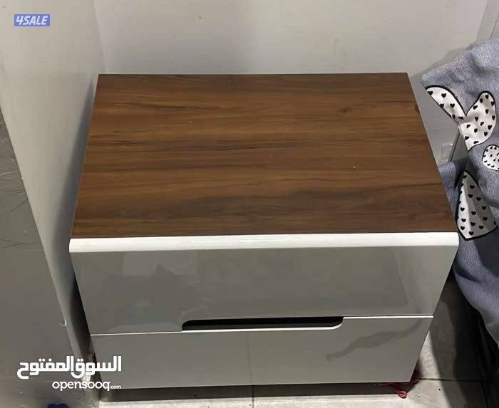 غرفة نوم ايكيا نضيفة وسرير ايكيا ومكتب مع كرسي ومكتية0