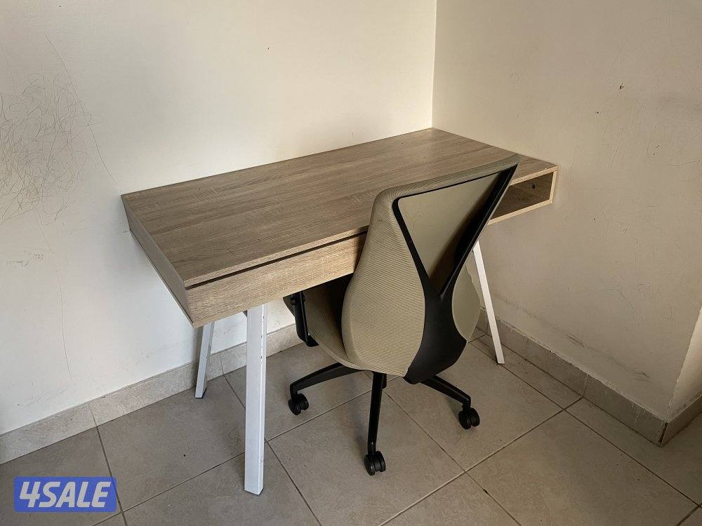 غرفة نوم ايكيا نضيفة وسرير ايكيا ومكتب مع كرسي ومكتية2