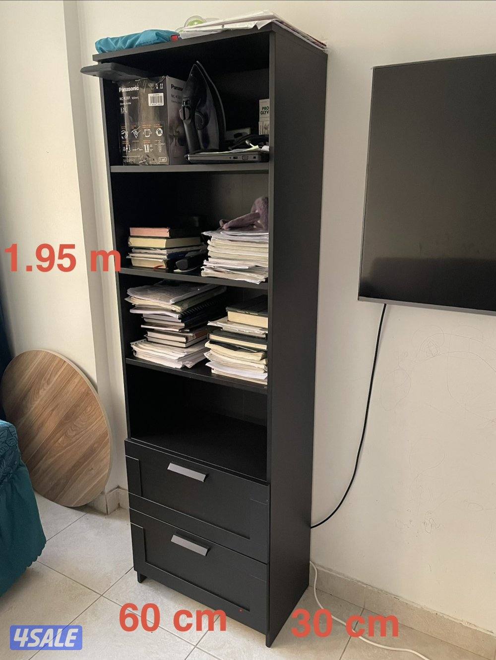 غرفة نوم ايكيا نضيفة وسرير ايكيا ومكتب مع كرسي ومكتية4