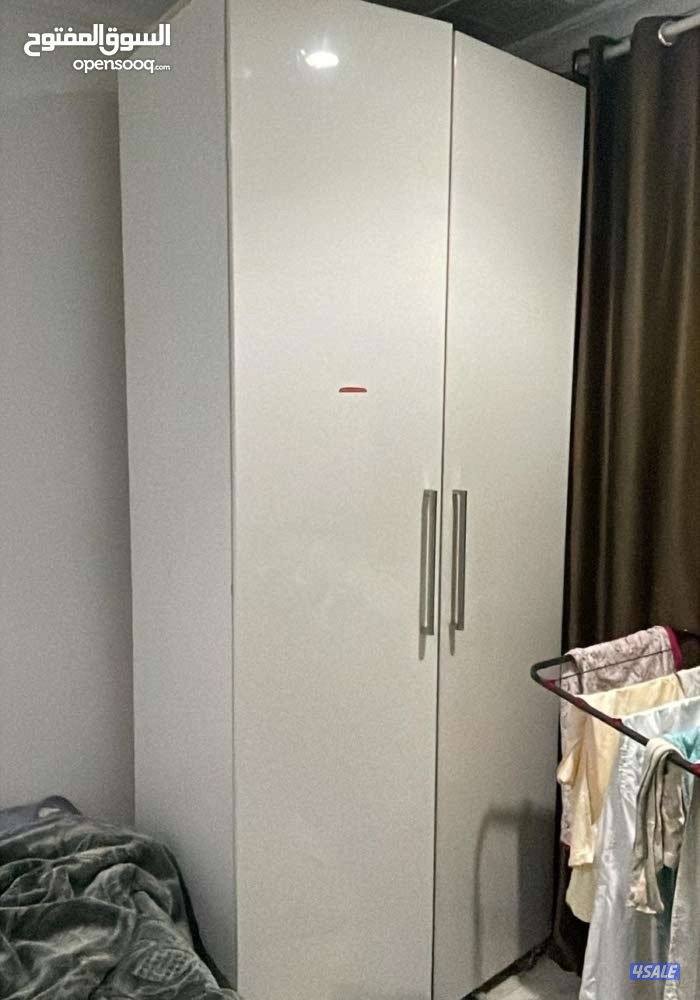 غرفة نوم ايكيا نضيفة وسرير ايكيا ومكتب مع كرسي ومكتية5