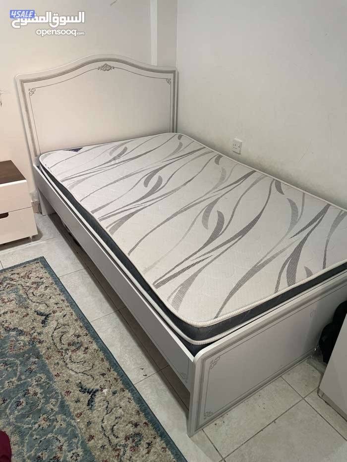 غرفة نوم ايكيا نضيفة وسرير ايكيا ومكتب مع كرسي ومكتية6