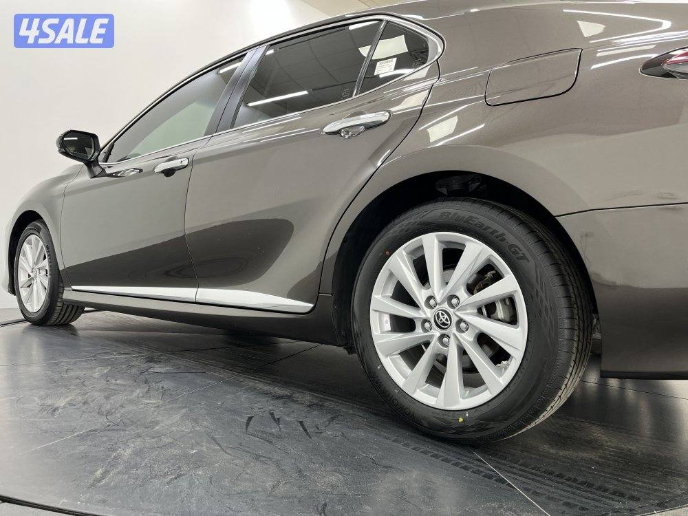 TOYOTA CAMRY GLE 4 CYL MID OPTION9