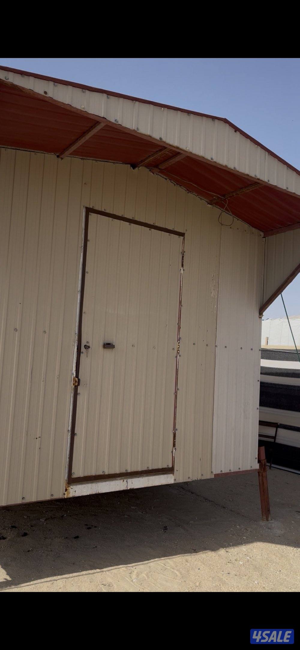 جبره الطول 4 العرض 3 ارضيه خشب ومن داخل ملبسه خشب وارفف تواير جديد0