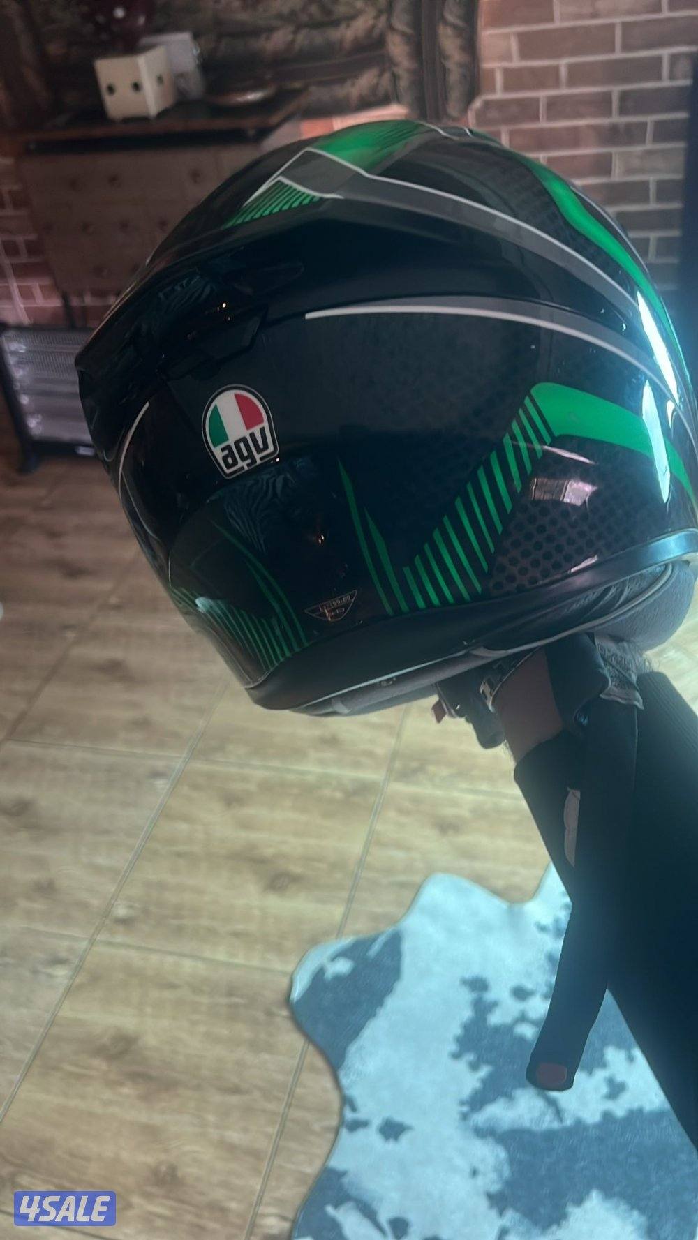 خوذه نفس لون الكوزاكي. اصليه agv.4