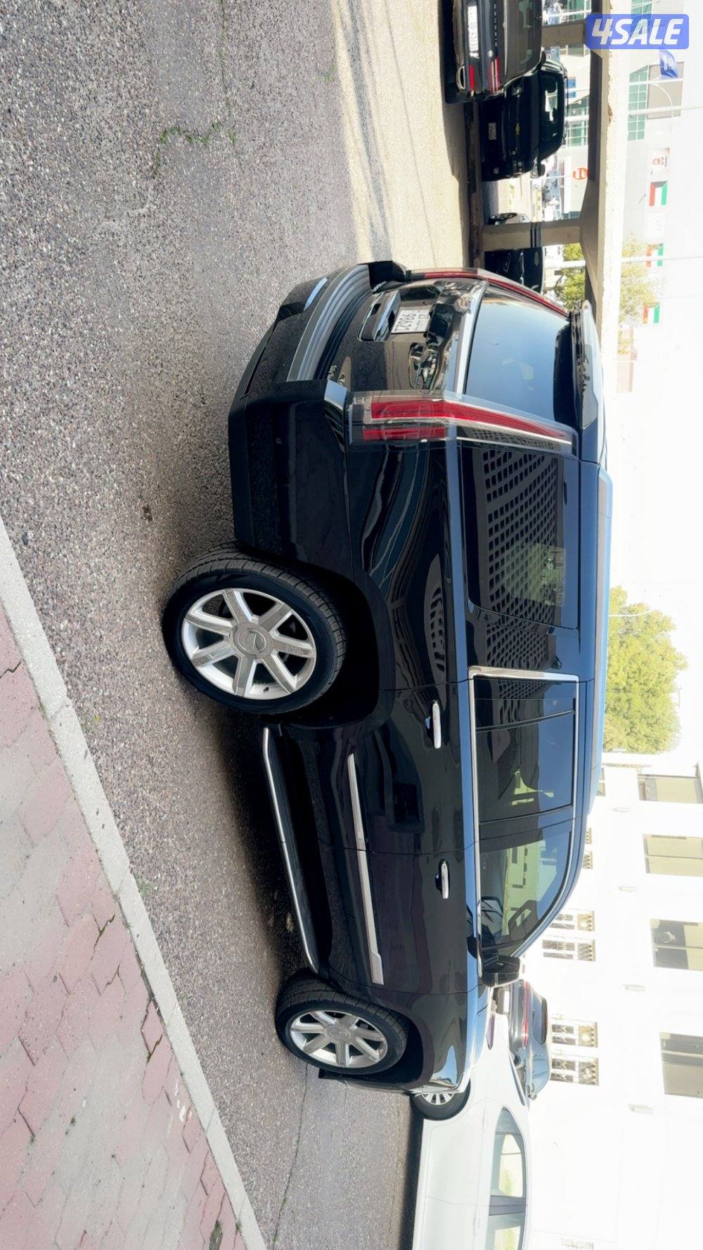 اسكاليد موديل 2020 اللون اسود من داخل اوف وايت0