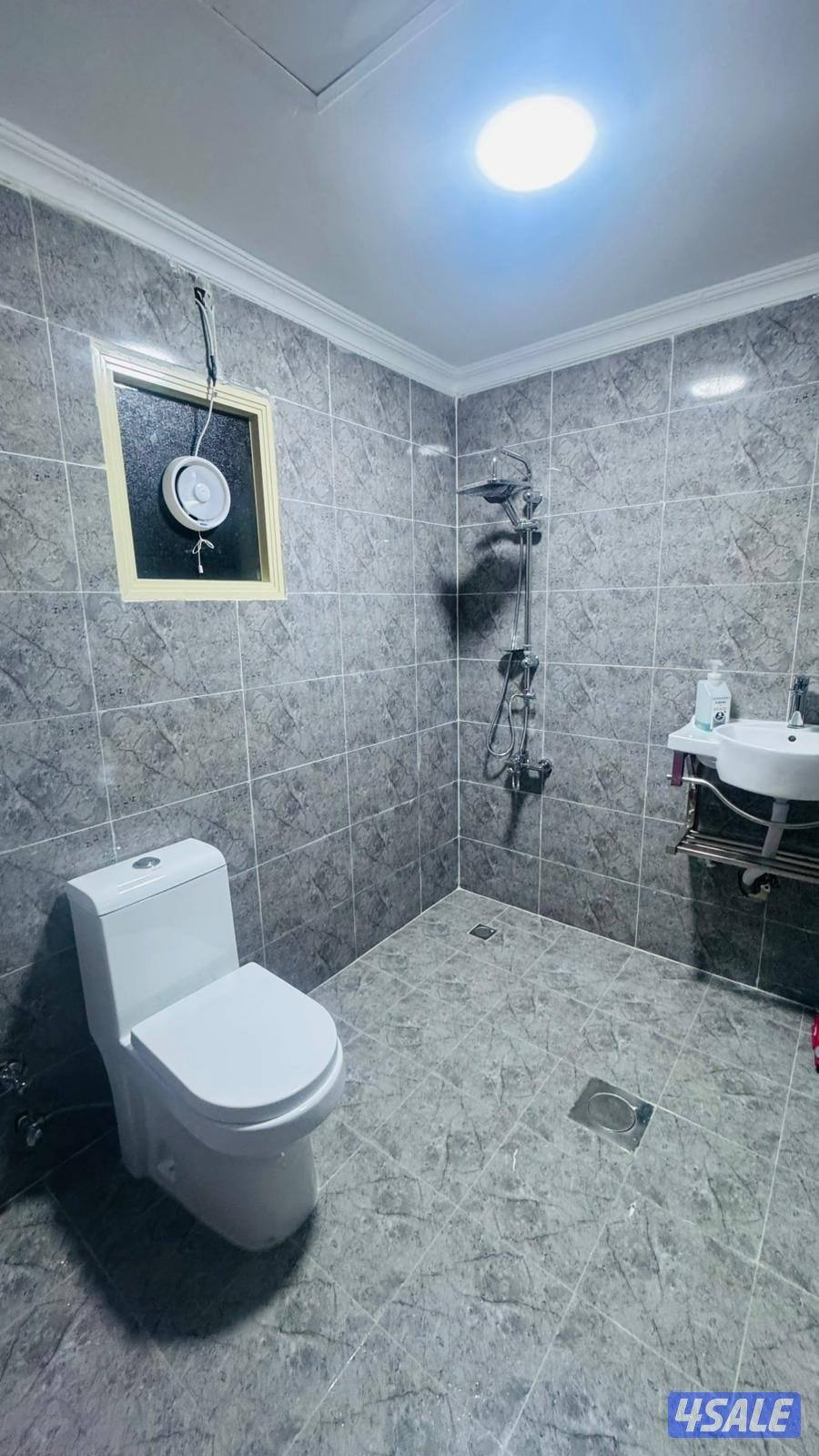 شقه للإيجار حولي شيء مرتب و نظيف فاضي وخلو مساحات كبيرة استلام فوري7