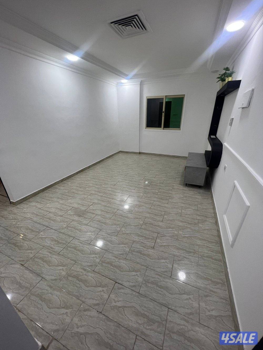 شقه للإيجار حولي شيء مرتب و نظيف فاضي وخلو مساحات كبيرة استلام فوري9