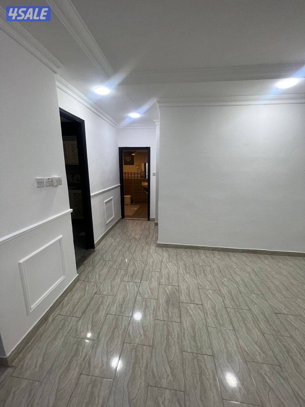 شقه للإيجار حولي شيء مرتب و نظيف فاضي وخلو مساحات كبيرة استلام فوري11