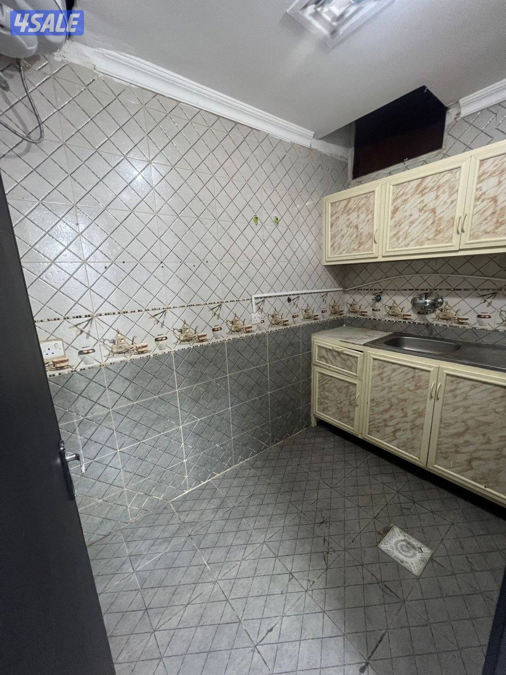 شقه للإيجار حولي شيء مرتب و نظيف فاضي وخلو مساحات كبيرة استلام فوري12