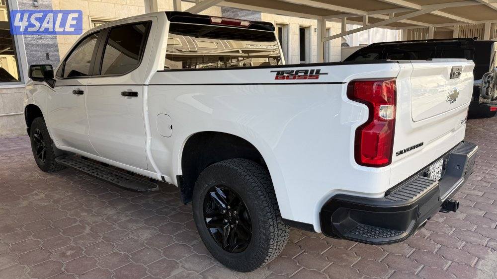 Silverado Trail Boss Z71 White 135 KM - 11,900 KD4