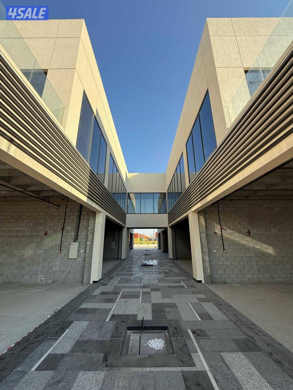 محل للايجار بقسيمة جديدة في المنطقة الحرة بموقع مميز على الشارع0