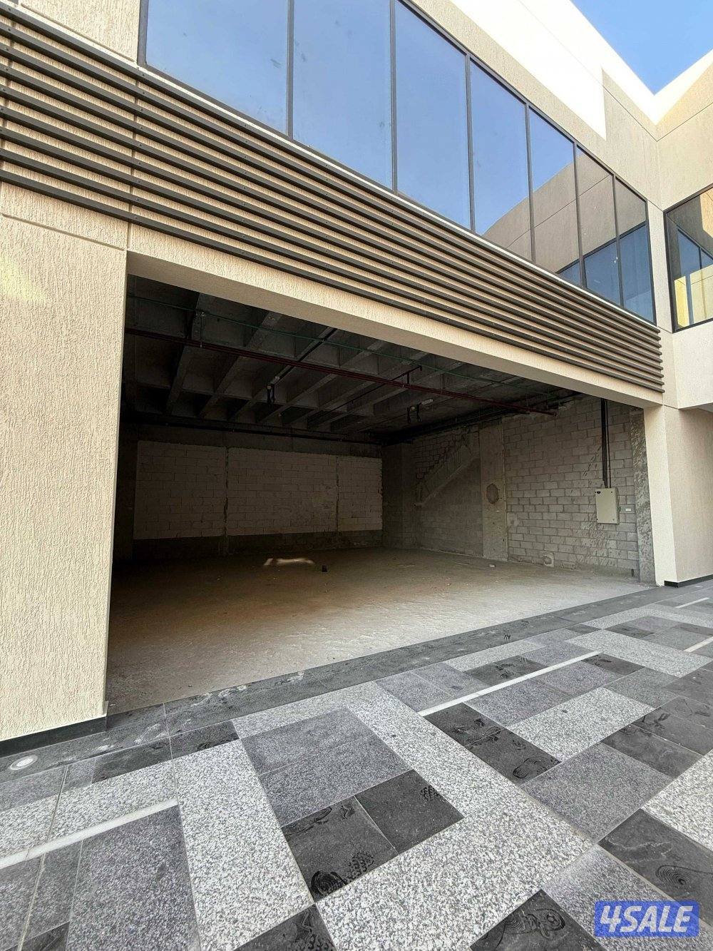 محل للايجار بقسيمة جديدة في المنطقة الحرة بموقع مميز على الشارع1