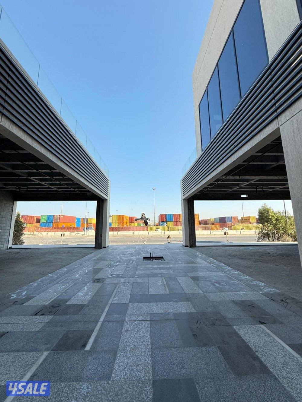 محل للايجار بقسيمة جديدة في المنطقة الحرة بموقع مميز على الشارع2