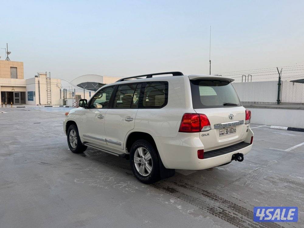 للبيع لاندكروزر موديل 2015 عداد 97 الف بحالة الوكاله 6 سلندر8