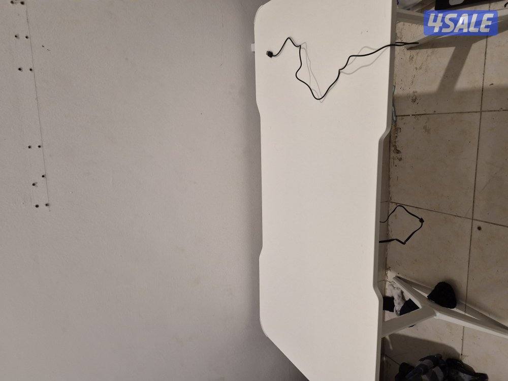 للبيع طاولة قيمنق استعمال خفيف جدا-سلوى0