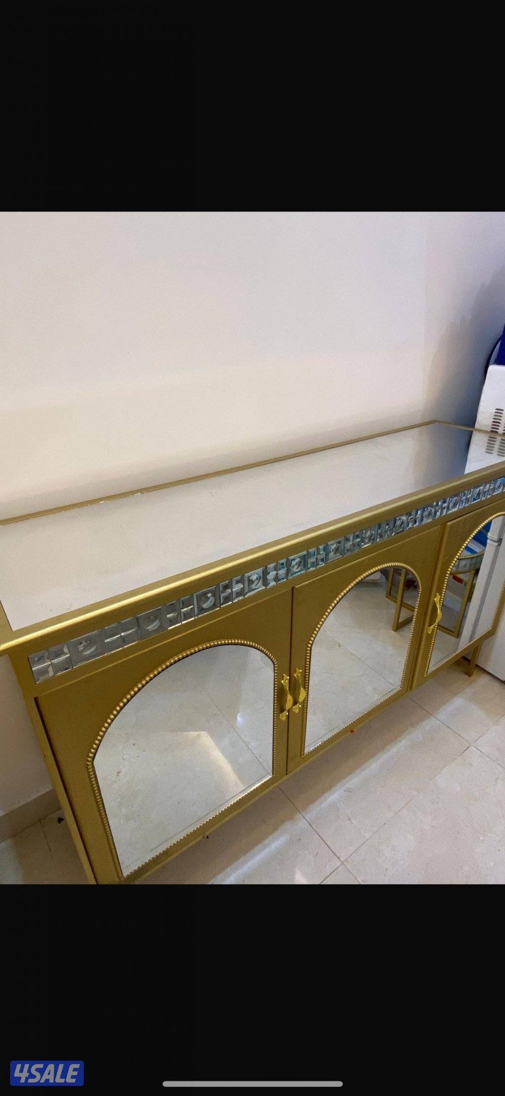 للبيع طاولة تقديم وحده كبيره وأربع صغار وكبت بوفيه2