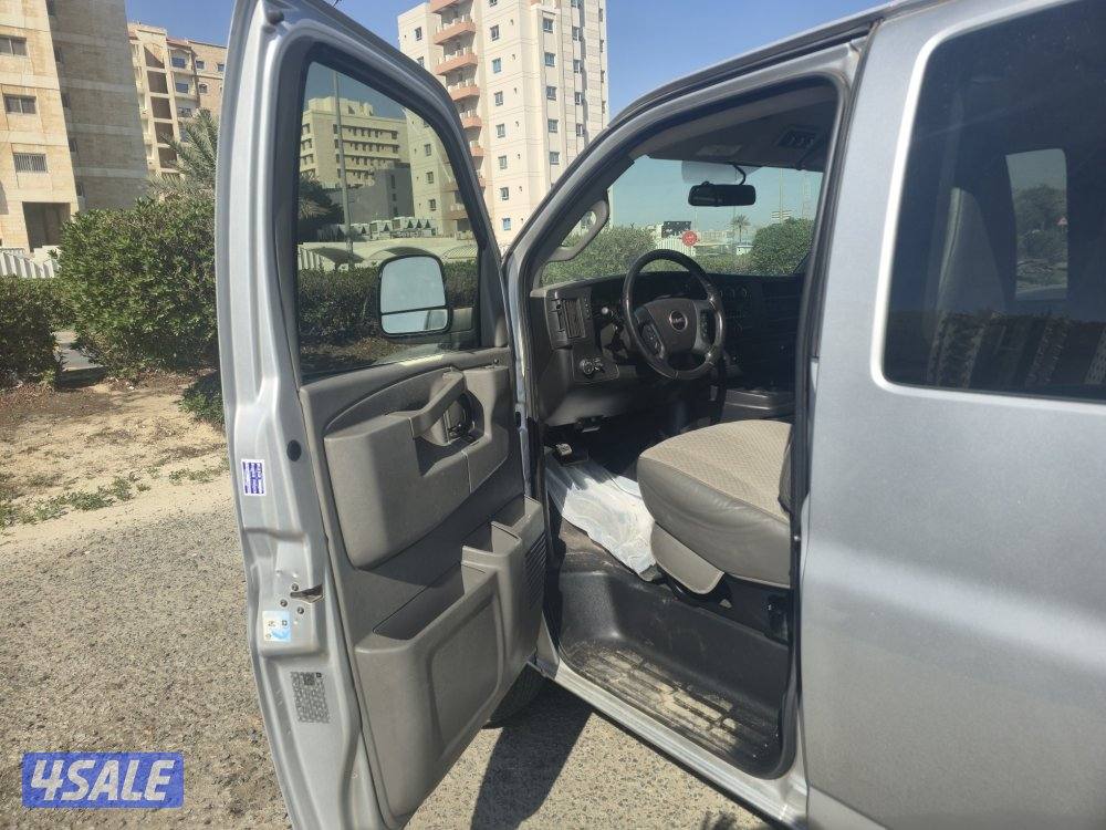 GMC SAVANA mini-bus 16 seater  65,000 km accident free8